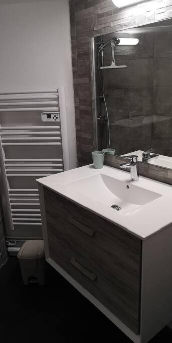 Duplex Au Centre Ville, Dans Cour Interieure Calme ドール エクステリア 写真